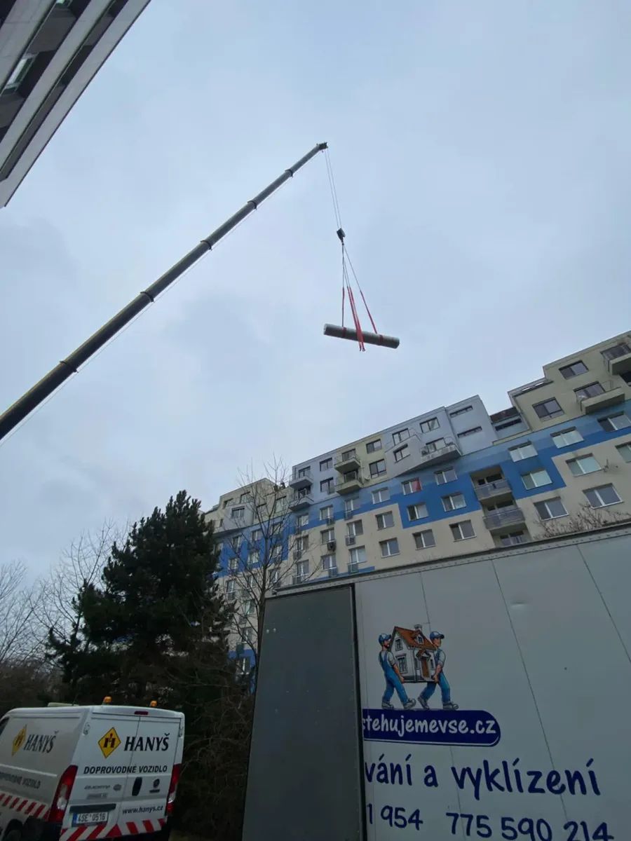 Jeřáb a stěhovací vůz firmy Stěhujeme Vše při zakázce v Brně